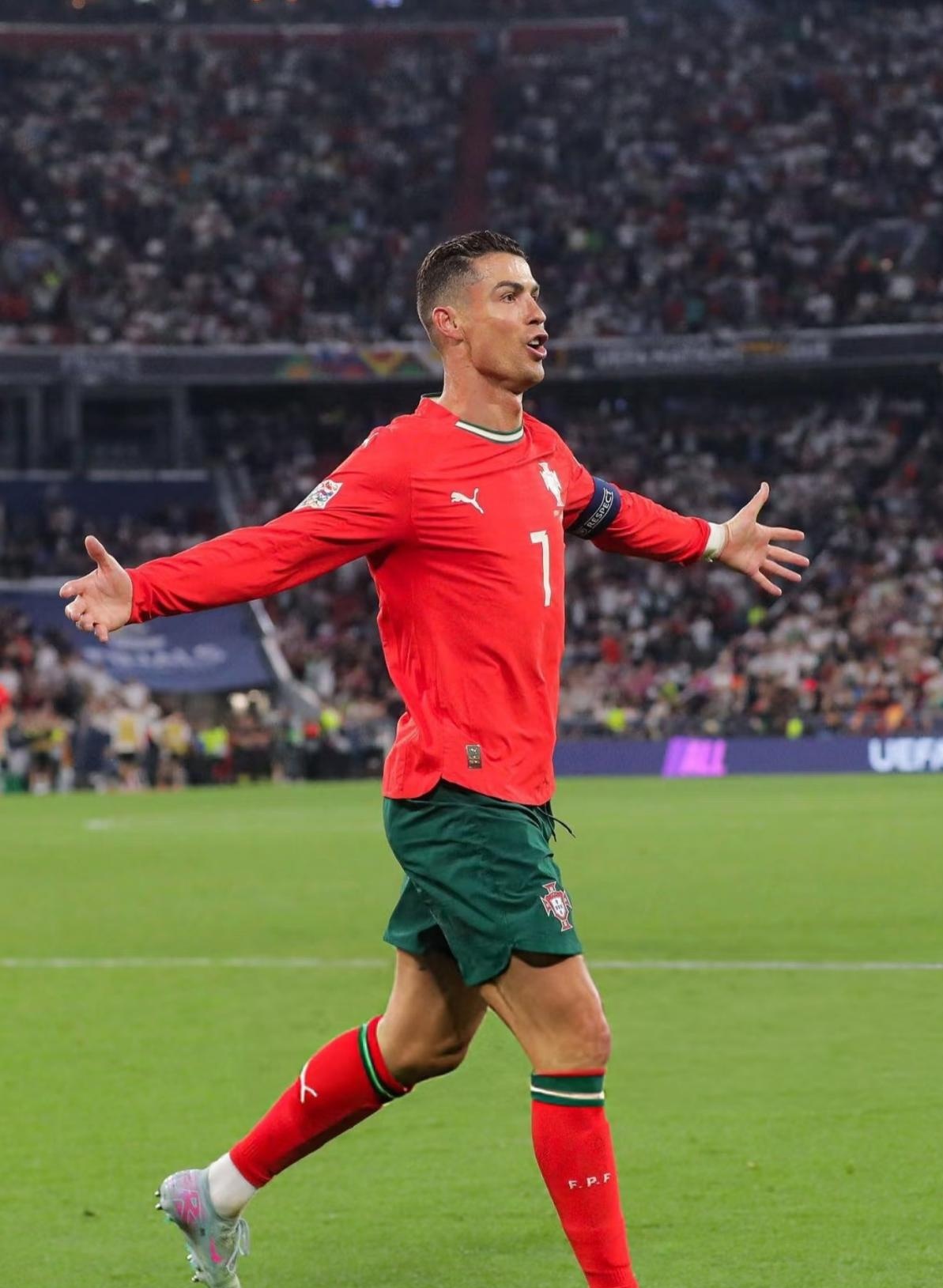 包含巴黎圣日耳曼带队取胜！，C罗重要时刻出色防守赢得满堂喝彩的词条