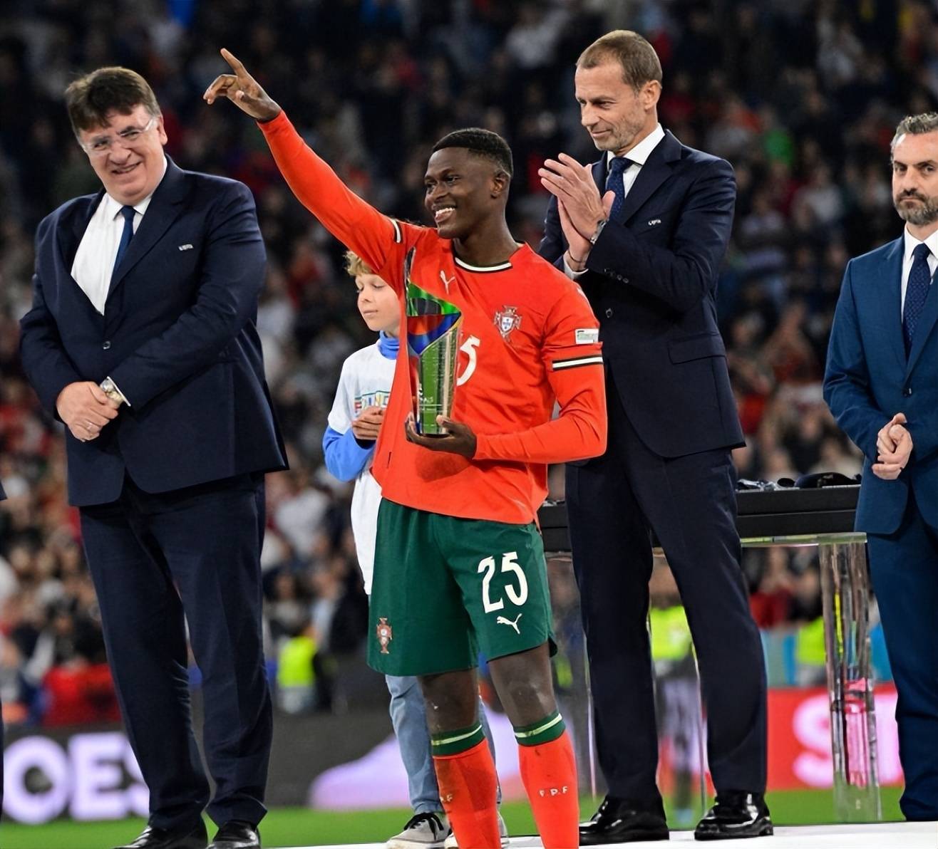 包含巴黎圣日耳曼带队取胜！，C罗重要时刻出色防守赢得满堂喝彩的词条