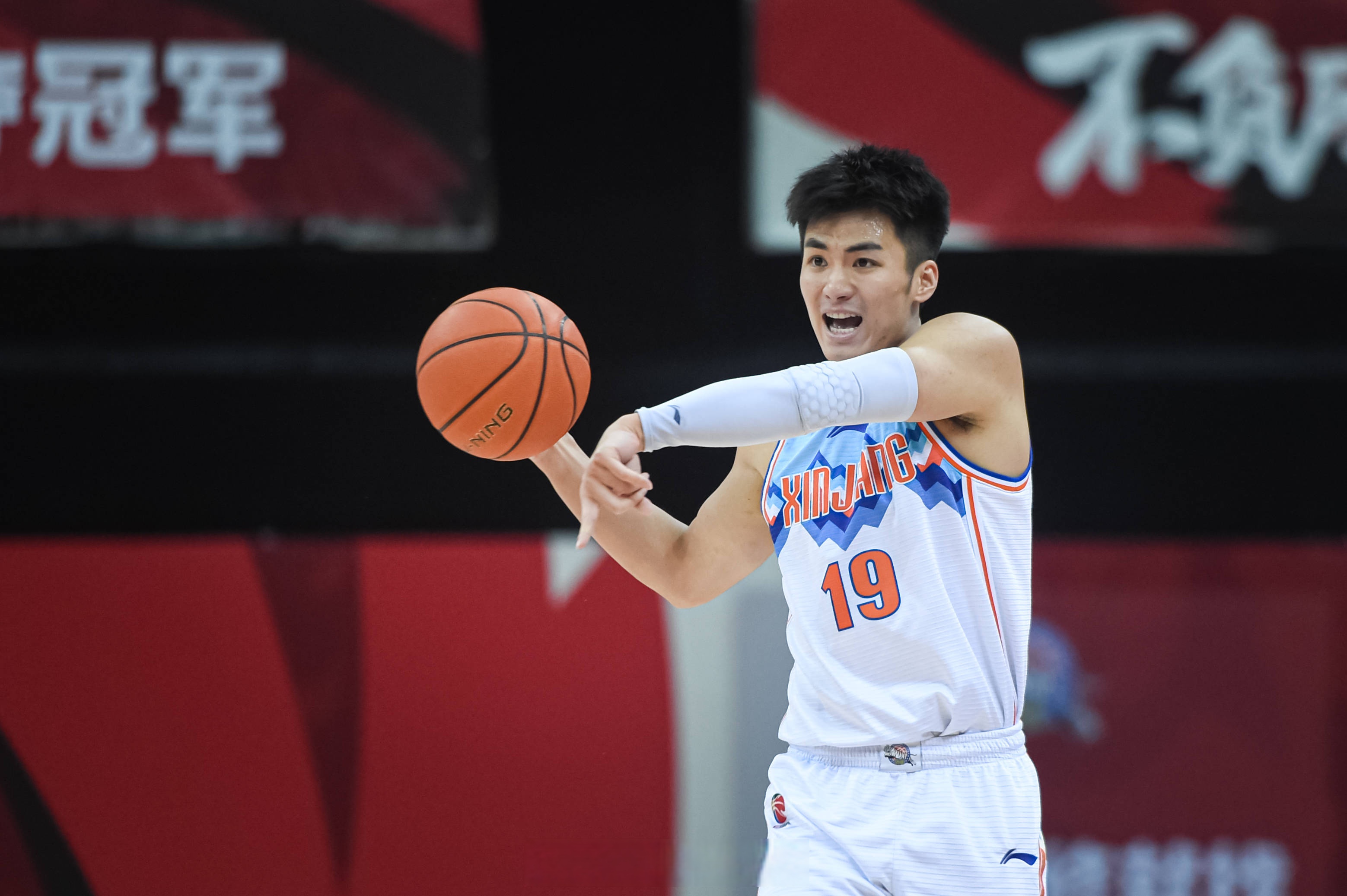 山东男篮发布备战花絮，转会期刷新队史纪录，欧篮联任务艰巨，年轻球员得到机会的简单介绍