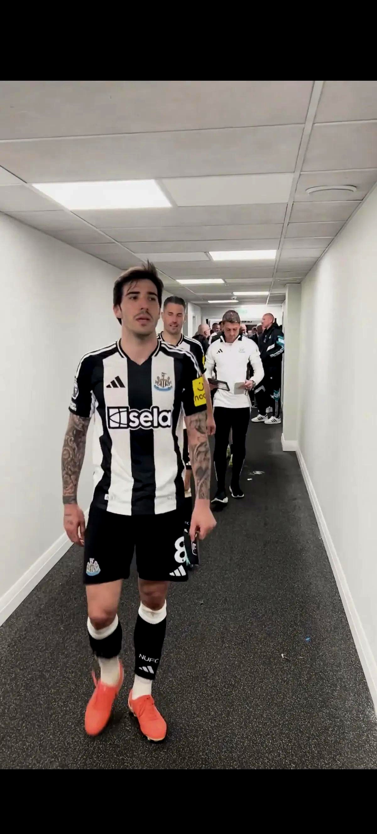 包含里程碑夜!纽卡斯尔官宣签约,西甲今晨刷纪录,引发热议,年轻球员得到机会的词条 包含里程碑夜!纽卡斯尔官宣签约,西甲今晨刷纪录,引发热议,年轻球员得到机会的词条